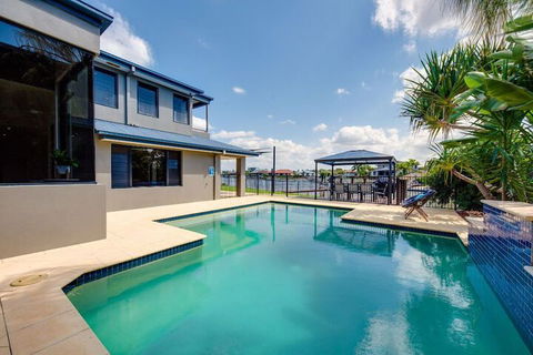 Gold Coast Stunning Waterfront Retreat By Hostrelax - Broome Tourism 1