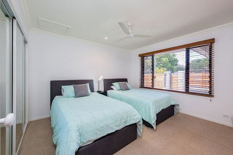 Gold Coast Stunning Waterfront Retreat By Hostrelax - Broome Tourism 3