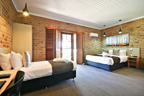Nightcap At Macquarie Inn - Broome Tourism 4