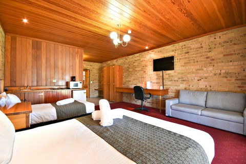 Nightcap At Macquarie Inn - Broome Tourism 5