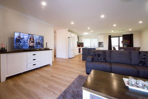 Executive Home Accomodation - Broome Tourism 5