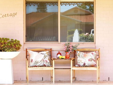 That Pink House! Comfortable Home Away From Home - Broome Tourism 2