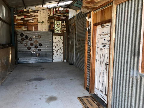 Bed In A Shed Vineyard Stay - Broome Tourism 2