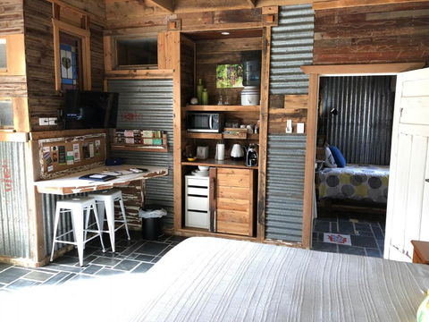 Bed In A Shed Vineyard Stay - Broome Tourism 4