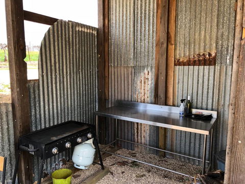 Bed In A Shed Vineyard Stay - Broome Tourism 3