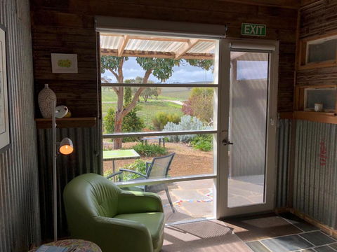 Bed In A Shed Vineyard Stay - Broome Tourism 6