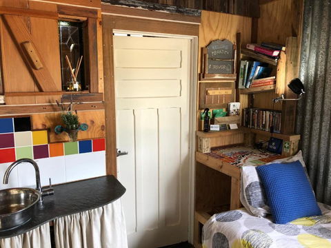 Bed In A Shed Vineyard Stay - Broome Tourism 5