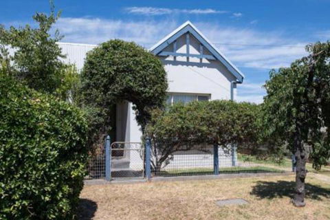 Kinross Cottage Neat & Stylish Sleeps 9 - Broome Tourism 3