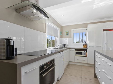 HILLTOP HAVEN In MOLLYMOOK - Broome Tourism 1