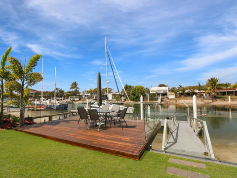 WATERFRONT HOME BORDERING MOOLOOLABA - Broome Tourism 6