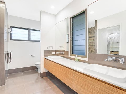 WATERFRONT HOME BORDERING MOOLOOLABA - Broome Tourism 1