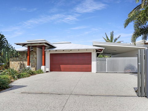 WATERFRONT HOME BORDERING MOOLOOLABA - Broome Tourism 2