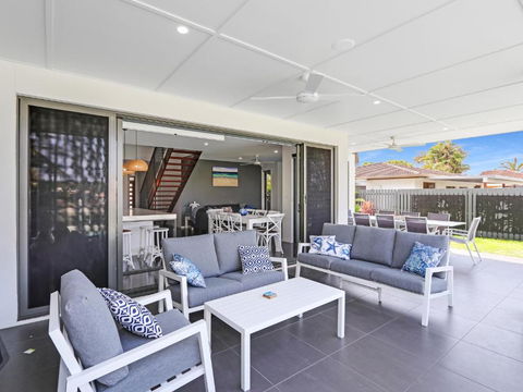 WATERFRONT HOME BORDERING MOOLOOLABA - Broome Tourism 3