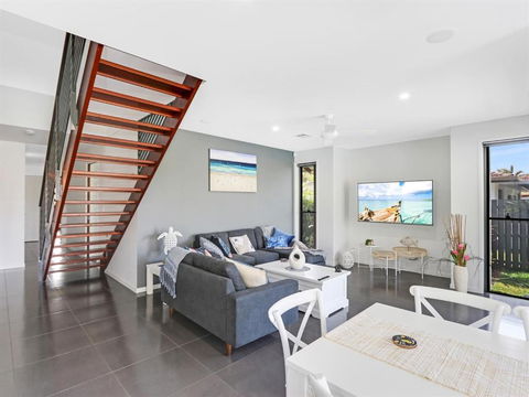 WATERFRONT HOME BORDERING MOOLOOLABA - Broome Tourism 5