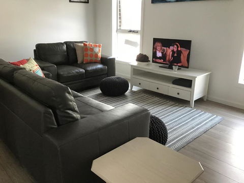 Discover Warilla Bright & Airy Townhouse Near The Beach & Lake - Broome Tourism 6