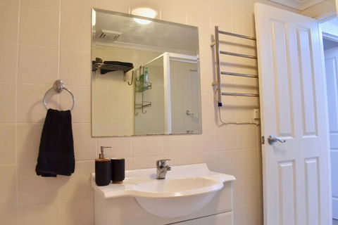 Quiet 1 Bedroom Flat In Concord - Broome Tourism 5