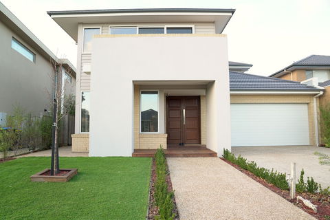Waterfront Villa In Sanctuary Lakes - Broome Tourism 1