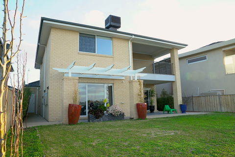 Waterfront Villa In Sanctuary Lakes - Broome Tourism 0