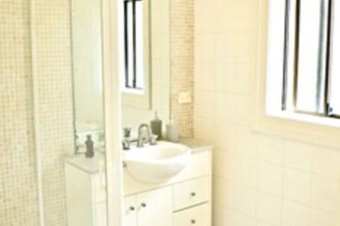 Bright & Breezy Bondi Beach Pad - Broome Tourism 4