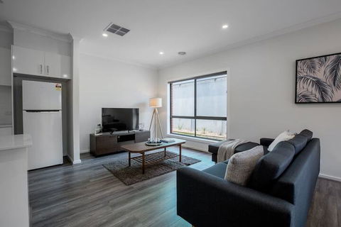 Comfy And Warm Home In Point Cook - Broome Tourism 5
