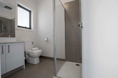 Comfy And Warm Home In Point Cook - Broome Tourism 6