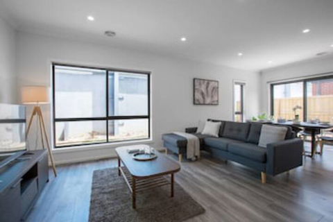Comfy And Warm Home In Point Cook - Broome Tourism 0