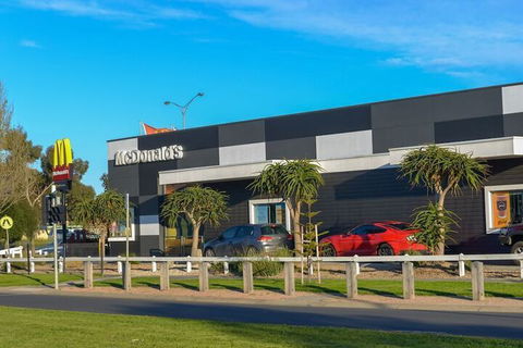 Luxury Waterfront Grand Villa In Melbourne - Broome Tourism 3