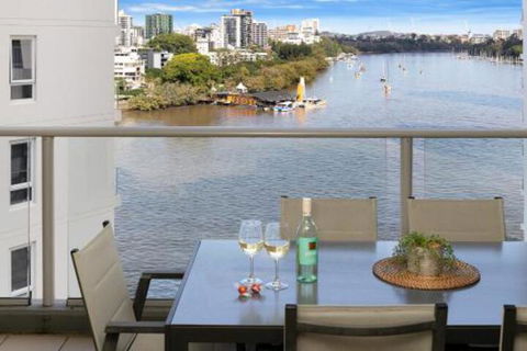 Amazing River View 3 Bedroom Apartment Brisbane CBD Netflix Fast Wifi Carpark - Broome Tourism 3