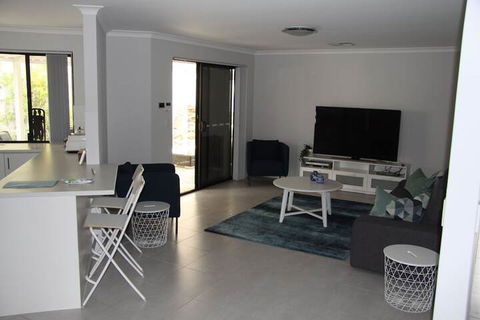 Warnbro Beach Family Accommodation - Broome Tourism 1