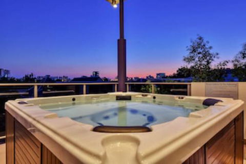 Darwin City Lights Jacuzzi - Broome Tourism 0