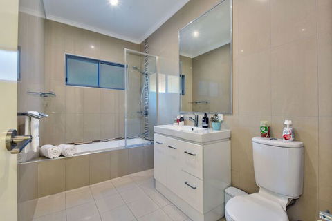 Darwin City Lights Jacuzzi - Broome Tourism 4
