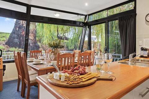 Boats And Bedzzz Houseboat Stays & Renmark River Villas - Broome Tourism 4