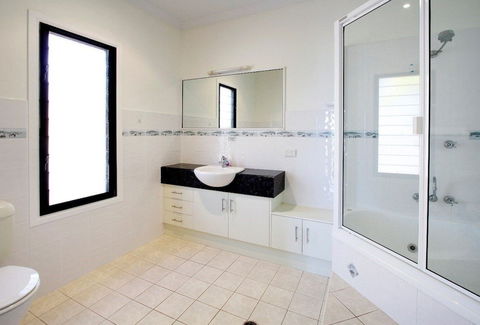 Hideaway Retreat Beach House With Pool - Broome Tourism 5
