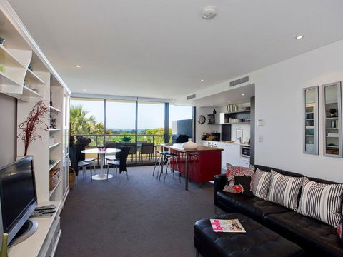 LORNE CHALET APARTMENT 10 Ask About Midweek Deals - Broome Tourism 1