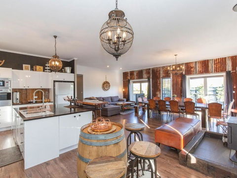 Oak & Barrel / 7 Twynam Street - Broome Tourism 4