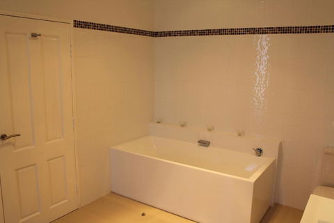 Gundaroo Manor Bed & Breakfast - Broome Tourism 2