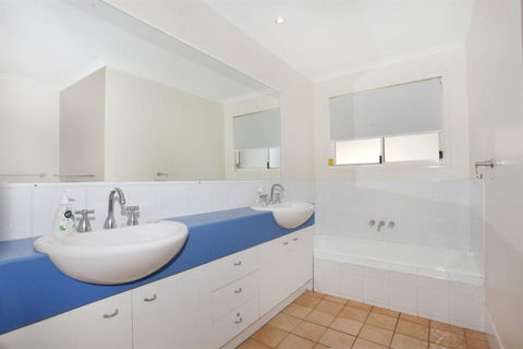 10 Barra Crescent Coolum Beach 500 BOND WIFI Walking Distance To Beach - Broome Tourism 2