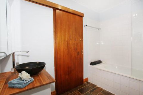 BEACH SHOPS & FABULOUS VACATION HOME! - Broome Tourism 0