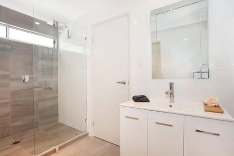 BEACH SHOPS & FABULOUS VACATION HOME! - Broome Tourism 3