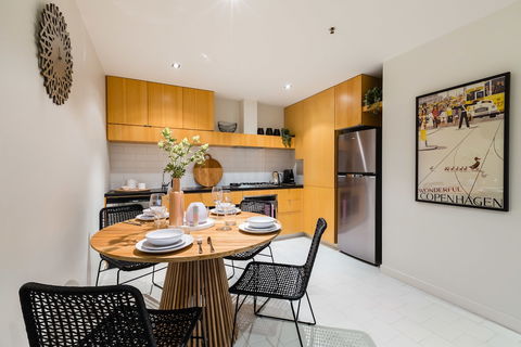Auguste 2 BDR Melbourne Apartment - Broome Tourism 4