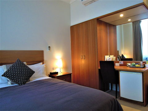 Plough Hotel - Broome Tourism 1