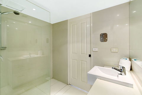 Surfers Century Oceanside Apartments - Broome Tourism 4