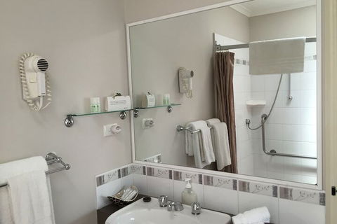 The Noble Grape Guesthouse - Broome Tourism 6