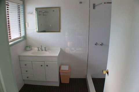 Lake Forbes Motel - Broome Tourism 7