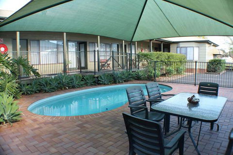 Lake Forbes Motel - Broome Tourism 3