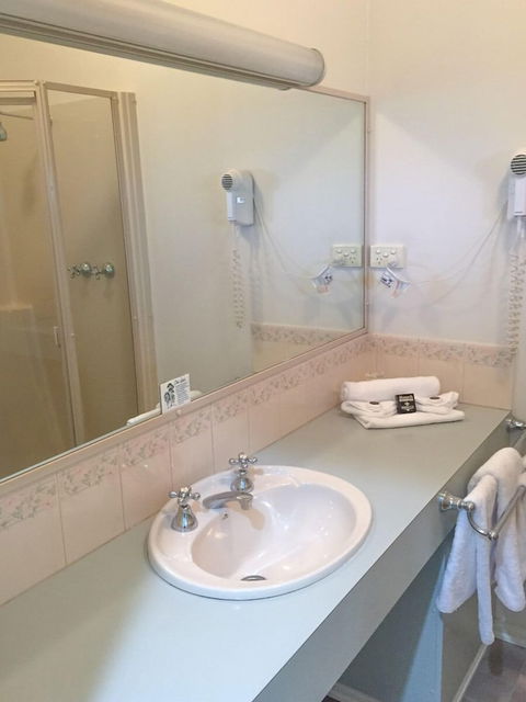 Deniliquin Country Club Motor Inn - Broome Tourism 4