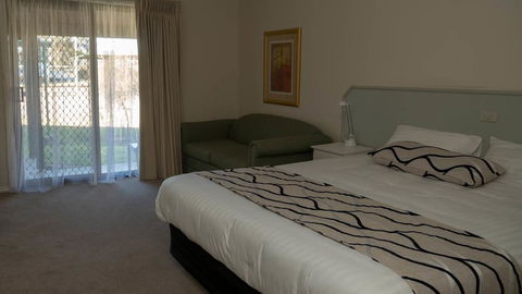 Deniliquin Country Club Motor Inn - Broome Tourism 3