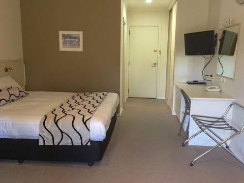 Deniliquin Country Club Motor Inn - Broome Tourism 5