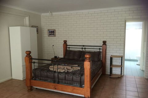 Warrumbungles Mountain Motel - Broome Tourism 6