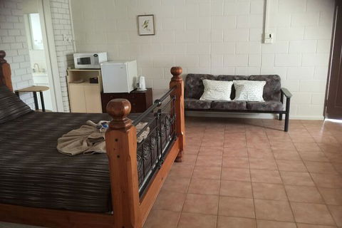 Warrumbungles Mountain Motel - Broome Tourism 4